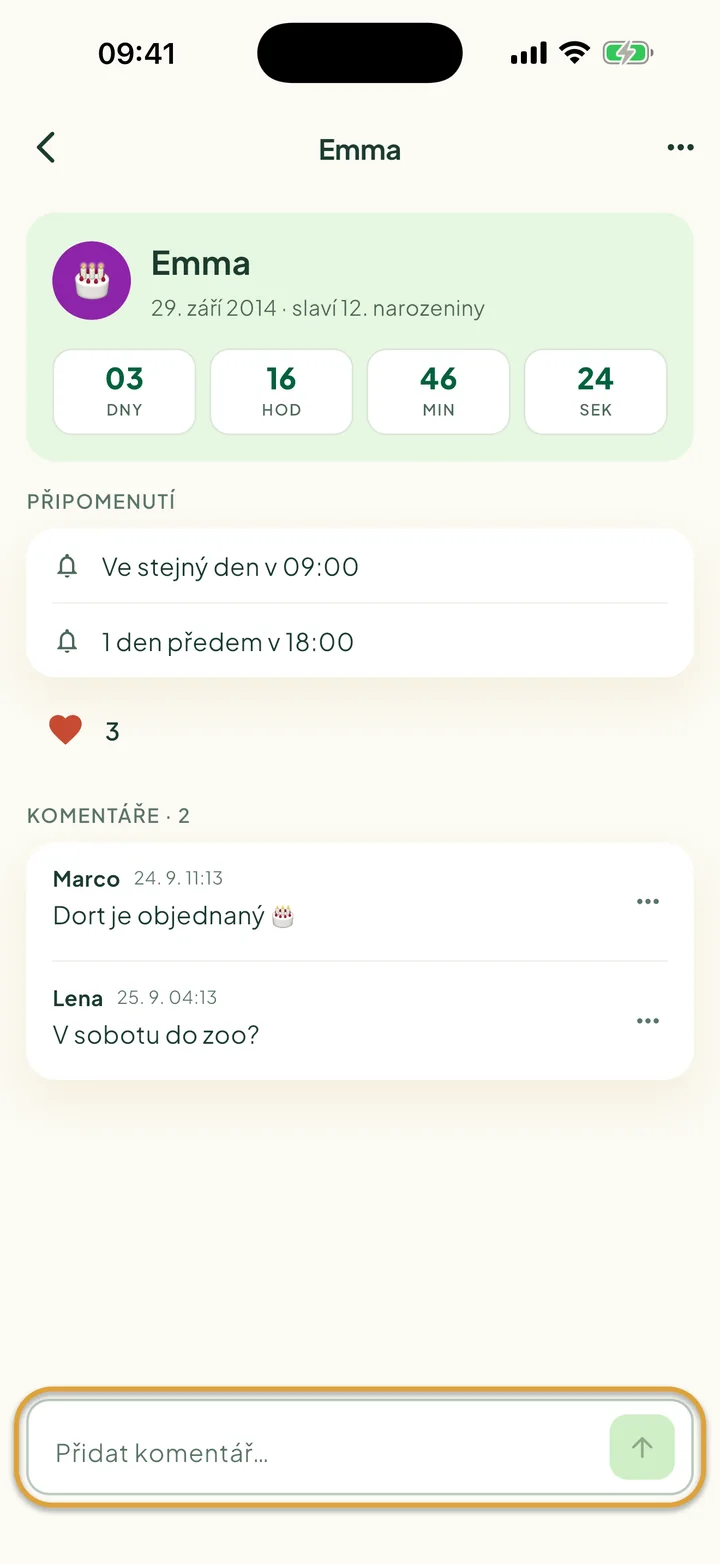 Narozeniny se srdíčkem a dvěma komentáři. Zakroužkované je pole Přidat komentář… dole.
