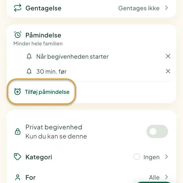 Afsnittet Påmindelse i formularen til en begivenhed med to påmindelser. Knappen Tilføj påmindelse er markeret med en cirkel.