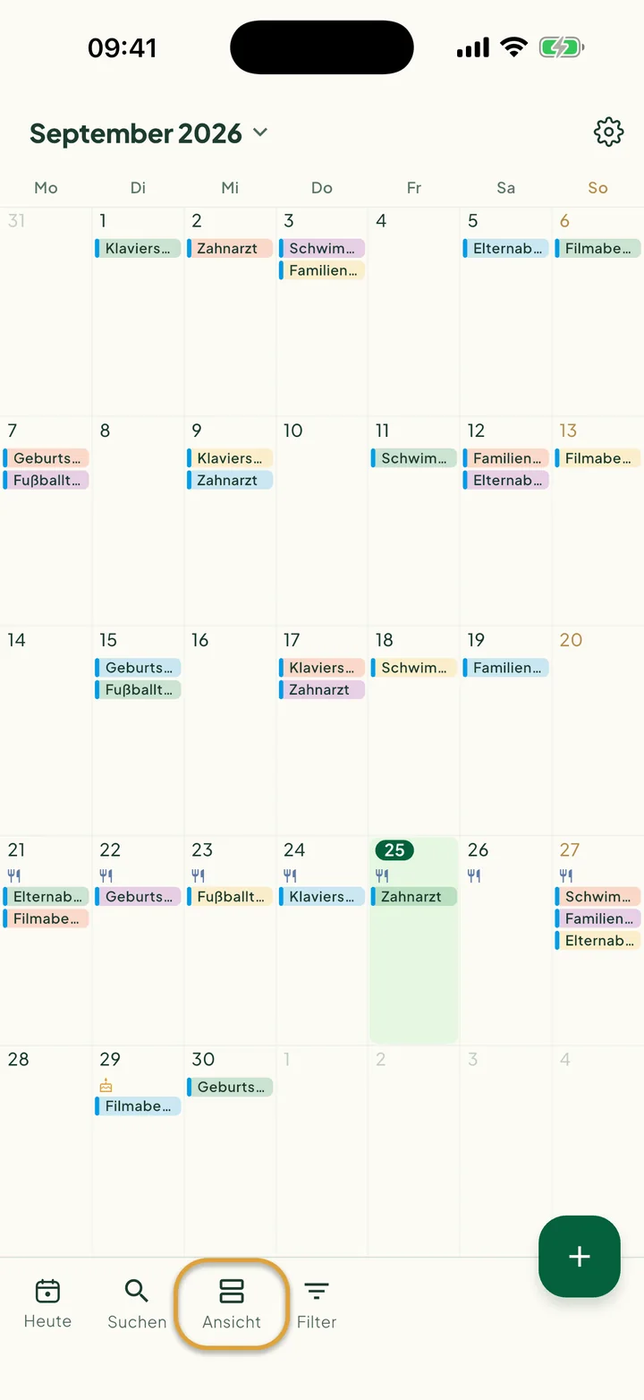 Der Kalender in der Monatsansicht. Der Button Ansicht in der unteren Leiste ist eingekreist.