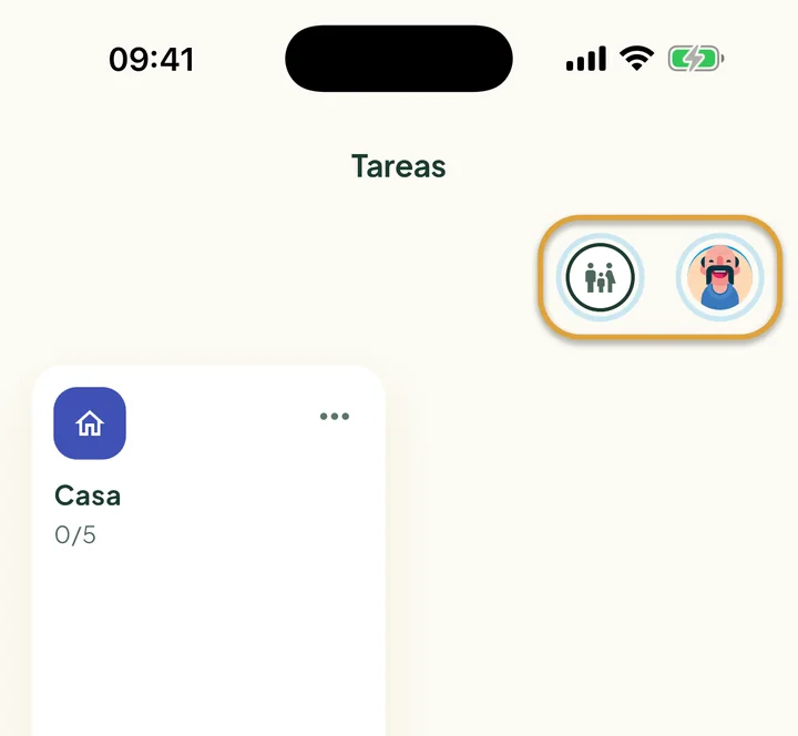 La parte de arriba de la pantalla Tareas. El círculo de la familia y tu propia foto arriba a la derecha están marcados con un círculo.