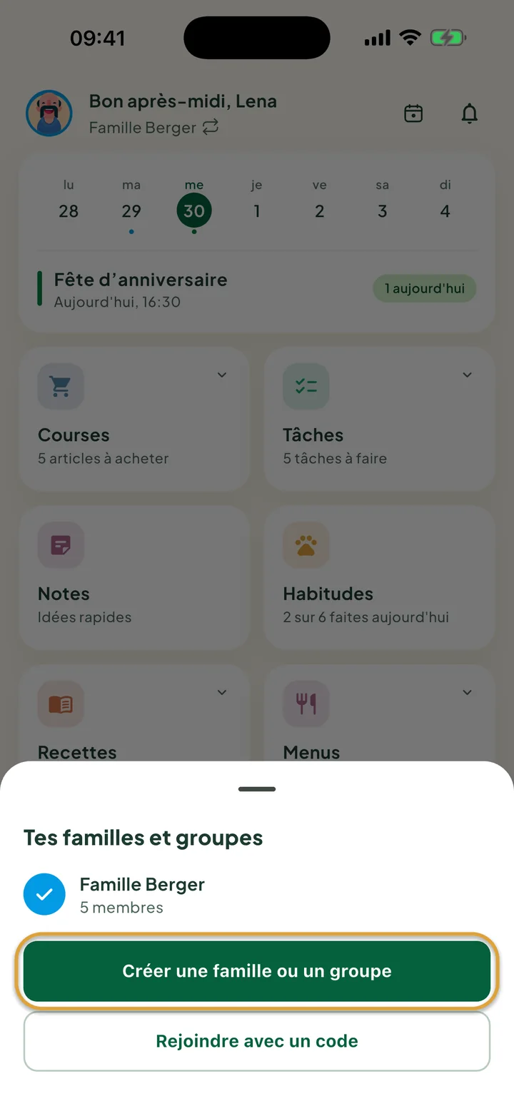 La fiche Tes familles et groupes par-dessus l'écran d'accueil. Le bouton Créer une famille ou un groupe est entouré.