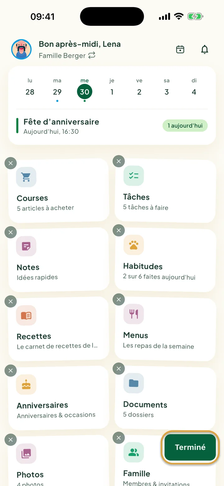 L'écran d'accueil en mode modification, avec un × sur chaque tuile. Le bouton Terminé en bas à droite est entouré.
