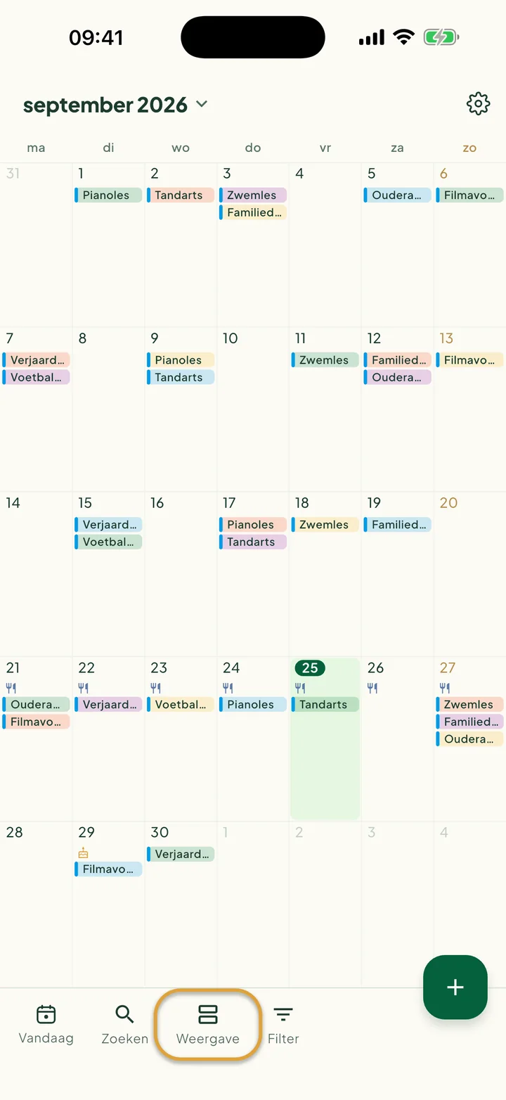 De agenda in de maandweergave. De knop Weergave in de balk onderaan is omcirkeld.