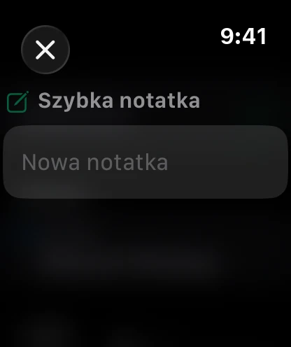 Szybka notatka na zegarku, gotowa do dyktowania.