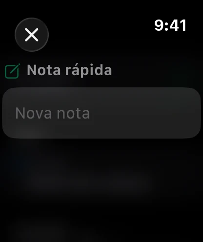 Uma nota rápida no relógio, pronta para ditar.